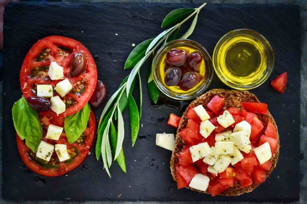 greek tomato and feta salad with olives